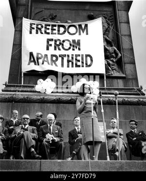 Miss Ruth spricht zum ersten Mal mit 800 Menschen bei einem Anti-Apartheid-Treffen am Trafalgar Square. Miss First ist die südafrikanische Journalistin, deren Geschichte von 117 Tagen Einzelhaft diese Woche veröffentlicht wurde. Januar 1966 Stockfoto