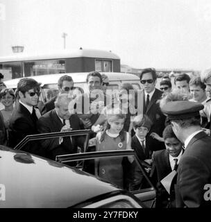 Frau Jackie Onassis begrüßt ihre beiden Kinder John und Caroline, als sie aus den USA am Flughafen Athen ankommen. Juli 1969. Stockfoto