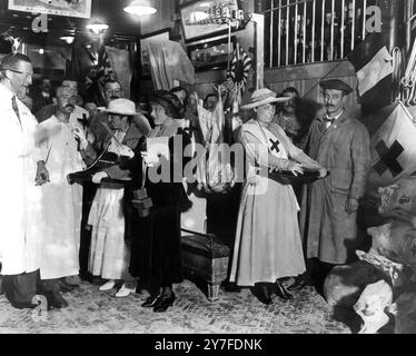 Red Cross Day auf dem Smithfield Market, London, verkaufte Rote-Kreuz-Buttons während des Ersten Weltkriegs Stockfoto