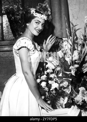 Maria Callas, die berühmte Sängerin, wird am Eröffnungsabend von „La Somnambula“ beim Edinburgh Festival in der Ankleidekammer eines Edinburgh Theatre gesehen. August 1957 Stockfoto