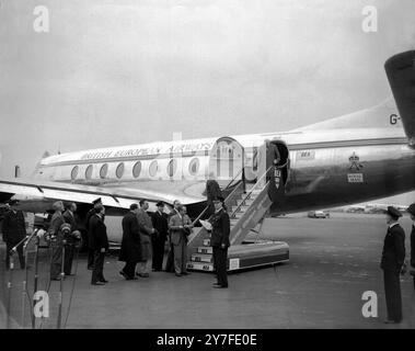 Sir Winston Churchill wendet sich von der Spitze der Treppe ab, während er in London ein viscount-Flugzeug ansteigt, um mit Lady Churchill im Urlaub zu fliegen. Auf den Stufen 1/2 hoch steht Lord Douglas, unten Churchills persönlicher Sekretär John Colville und BEA-Geschäftsführer Peter Masefield (Brille trägt). April 1955 Stockfoto