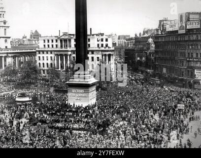 Trafalgar Square, London - VE Day zum Ende des Zweiten Weltkriegs gegen Deutschland. Tausende von Menschen versammelten sich, um den Sieg in Europa zu feiern. Mai 1945. Stockfoto