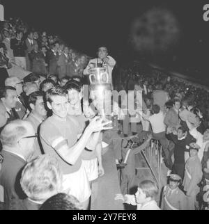 Der italienische Fußballspieler Giacinto Facchetti hält den Europapokal, den der Gastgeberstaat Italien 2-0 in einem Replay-Sieg über Jugoslawien gewann. Rom: 10. Juni 1968. Stockfoto