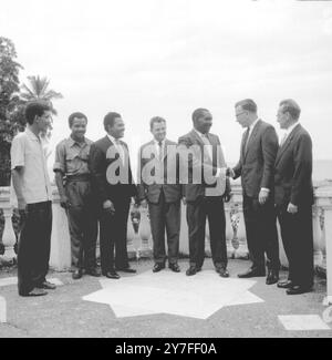 Herr Günther Fritsch (2. Rechts) der Botschafter der DDR präsentierte Präsident Karume (3. Rechts) bei einer Zeremonie im Staatshaus Sansibar seine Urkunde. Andere Bilder sind, drittens von links, amtierender Minister für Auswärtige Angelegenheiten und Handel, Hassan Nassor Moyo, Gerhard Stein (4. Von links), 2. Sekretär und extrem rechts, Horst Koehler, 3. Sekretär. März 1964. Stockfoto