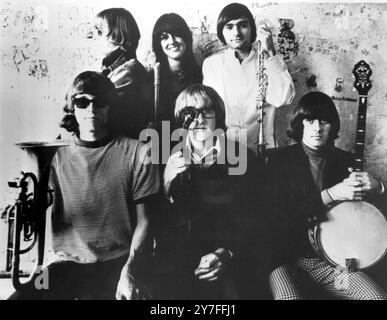 Nachdem sie ihr eigenes Land im Sturm mit ihrer eigenen Marke von Hippie-Musik erobert hat, steuert die beliebte US-amerikanische Gruppe Jefferson Airplane Britian (links unten) Spencer Dryden, Paul Kantner, Jorma Kaukonen (links hinten) Jack Casady, Grace Slick und Marty Balin an an. 1967 Stockfoto