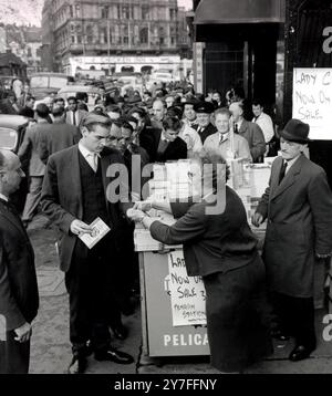 ALS LADY CHATTERLEY'S LOVER AM 10. NOVEMBER 1960 IN DEN VERKAUF KAM, NACHDEM SIE JAHRELANG WEGEN OBSZÖNITÄT VERBOTEN WORDEN WAR, ERSTRECKTEN SICH AM 10. NOVEMBER 1960 REIHEN VON POTENZIELLEN KÄUFERN UM DEN BLOCK Stockfoto