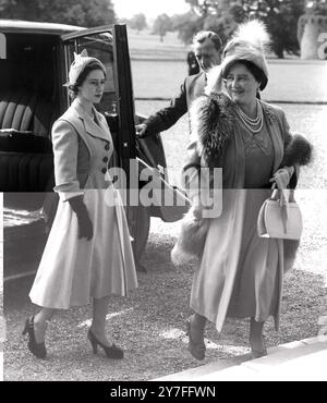 Ihre Majestät, Königin Elisabeth, die Königin Mutter und Prinzessin Margaret kommen vor der Trauung von Prinz Georg von Dänemark und Viscountess Anson auf Schloss Glamis an. September 1950 Stockfoto