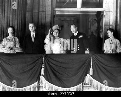 Ihre Majestät, Königin Elisabeth, die Königin Mutter mit König Georg VI. Und ihren Töchtern Prinzessin Elizabeth und Prinzessin Margaret und Lt. Mountbatten (Prinz Philip, Herzog von Edinburgh). Winkte der Menge zu ihrem Silbernen Hochzeitstag. Balkon des Buckingham Palace - 26. April 1948 Stockfoto
