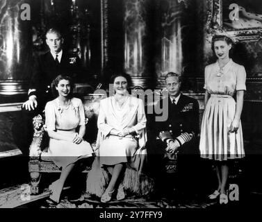 Ihre Majestät, Königin Elizabeth, die Königin Mutter mit König George VI und ihren Töchtern Prinzessin Elizabeth und Prinzessin Margaret und LT. Mountbatten (Prinz Philip, Herzog von Edinburgh) Buckingham Palace - 15. November 1947 Stockfoto