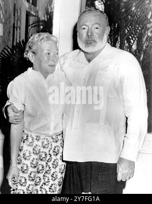 Ernest Hemingway mit seiner Frau Mary in Havanna, Kuba. 30. Oktober 1954 Stockfoto