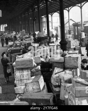 ÖFFENTLICHE SUCHE NACH EIGENEN PAKETEN die Paketstapel am Bahnhof Euston, London, werden immer höher, weil der Streik Träger, Vanmen, 500 Mitglieder der Euston-Niederlassung der National Union of Railwaymen, die letzte Nacht wegen der Teilnahme am inoffiziellen Streik von ihrem gewerkschaftsführer ausgeschlossen wurden. DAS BILD ZEIGT: Eine allgemeine Ansicht, die den Paketstapel am Bahnhof Euston heute (Samstag) zeigt, während die Öffentlichkeit nach sich selbst sucht, um ihre Pakete zu finden. 11. Dezember 1948 Stockfoto