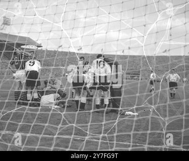 1956 FA Cup Finale Manchester City gegen Birmingham City London Spieler treffen sich um den Manchester City Torhüter, Bert Trautman, der in Manchester City geboren wurde, in der Schlussphase des F.A. Cup Finales in Wembley um erste Hilfe. Er verletzte sich beim Tauchen für einen Ball, war eine Weile unruhig, hörte aber nicht auf zu spielen. Manchester City war Sieger und gewann mit drei Toren zu einem. Mai 1956 Stockfoto