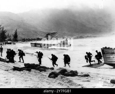 Kampfmarinesoldaten begeben sich auf den Weg zur Küste bei da Nang, nachdem sie von Landungsbooten angefahren wurden, um die wichtigsten Stellungen rund um den US-Luftwaffenstützpunkt in der Region einzunehmen. Es war die erste Meereslandung in einem Kampfgebiet seit dem Koreakrieg. Südvietnam - 11. März 1965 Stockfoto