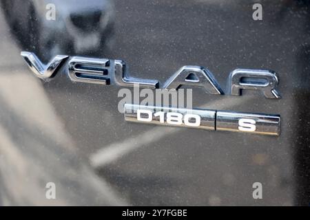 Minsk, Weißrussland – 26. September 2024: Logo des Range Rover Velar S 180d Emblems, Nahaufnahme selektiver Fokus Stockfoto