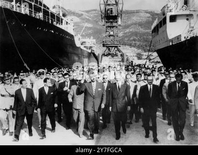 Der Präsident der Vereinigten Arabischen Republik Nasser besucht in Begleitung des stellvertretenden griechischen Ministerpräsidenten Canellopoulos die Werften in der Bucht von Scaramanga in Hellentic. Juni 1960 Stockfoto