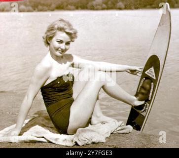 Annette Stroyberg (oder Annette Naur, wie sie damals war) posierte mit Wasserskis, bevor sie ein berühmtes Model und Ehefrau von Roger Vadim wurde. Ruislip Lido - Südengland - Juni 1955 Stockfoto