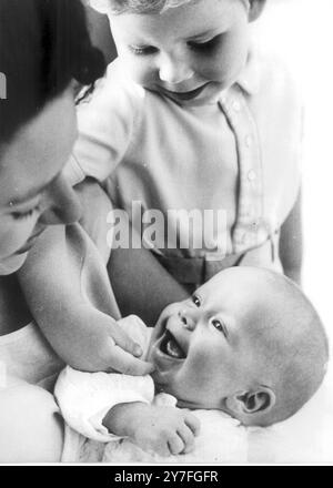 Prinzessin Margaret mit ihrer Tochter Lady Sarah Armstrong-Jones, die am 1. Mai 1964 geboren wurde. Juli 1964 Stockfoto