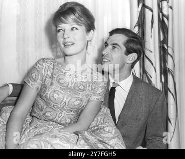 Roger Vadim mit der zweiten Frau Anita Stroyberg an einem Empfang im Savoy Hotel, London. Dezember 1958 Stockfoto