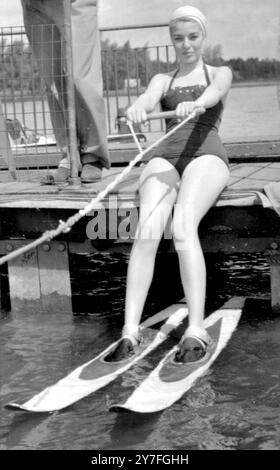 Annette Stroyberg (oder Annette Naur, wie sie damals war) posierte mit Wasserskis, bevor sie ein berühmtes Model und Ehefrau von Roger Vadim wurde. Ruislip Lido - Südengland - Juni 1955 Stockfoto