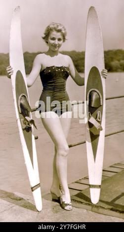 Annette Stroyberg (oder Annette Naur, wie sie damals war) posierte mit Wasserskis, bevor sie ein berühmtes Model und Ehefrau von Roger Vadim wurde. Ruislip Lido - Südengland - Juni 1955 Stockfoto