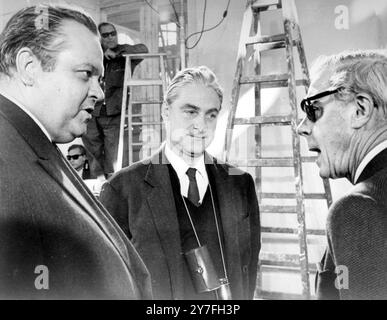 Orson Welles mit dem Herzog von Windsor am Set von IS Paris Burning, The Duke und Welles sind alte bekannte. Rene Clement französischer Filmregisseur im Zentrum. Oktober 1965 Stockfoto