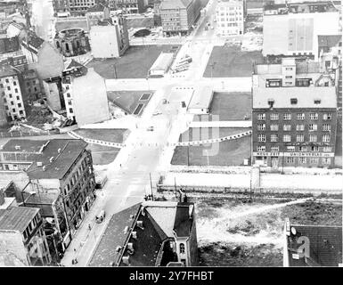 Eine Luftaufnahme des Checkpoint Charlie am Berliner Sektorgrenzübergang Friedrichstraße. Im Hintergrund befinden sich auf beiden Straßenseiten kommunistische Ost-Berliner Kontrollschuppen. Berlin, Deutschland - 14. August 1962 Stockfoto