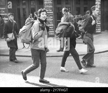 Wanderer mit Rucksäcken am Beginn des CND London to Aldermaston 50 Mile march, um gegen die Produktion von Atomwaffen zu protestieren. April 1958 Stockfoto