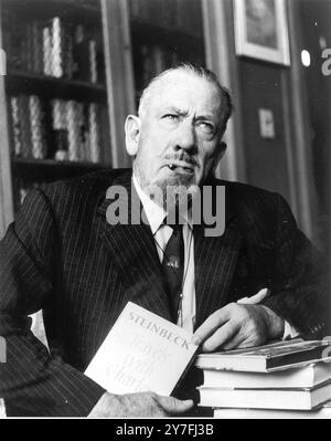 JOHN STEINBECK, NACHDEM ER DEN NOBELPREIS FÜR LITERATUR ERHALTEN HATTE. OKTOBER 1962. Stockfoto
