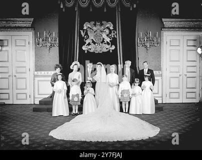 Die Hochzeitsgruppe posierte im Thronsaal des St. Jame's Palace nach der heutigen Hochzeit von Prinzessin Alexandra von Kent mit dem Hr. Angus Ogilvy , 34 , Sohn eines schottischen Earls in Westminster Abbey . In der ersten Reihe von links nach rechts : Doune Ogilvy 10 , David Ogilvy 5 , Kinder von Lord Ogilvy dem älteren Bruder des Bräutigams , Erzherzogin Elisabeth von Österreich 6 , Simon Hay 7 Jahre alter Sohn von Sir Phillip Hay , Privatsekretär von Prinzessin Marina , Georgina Butters 7 Gotochter der Braut , Emma Tennant 9 Nichte des Bräutigams . Von links nach rechts hinten: Counbtess of Airlie, Bräutigam Mutter, Prin Stockfoto