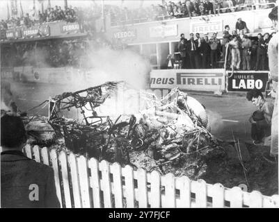 Die verworrenen Trümmer von Pierre Leveghs Mercedes nach der Katastrophe, die in den frühen Stadien des 24-Stunden-Rennens in Le Mans in Frankreich 84 Menschenleben forderte. Juni 1955. Stockfoto