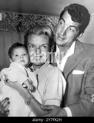 Dean Martin mit seiner Frau Jeanne, die ihren Sohn Ricci hält. Hollywood 28. November 1953 Stockfoto