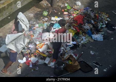 Siliguri, Westbengalen, Indien. 30. September 2024. Die Knaben sammeln Plastikflaschen und andere wiederverwendbare Gegenstände aus dem geworfenen Müll am Straßenrand in Siliguri. (Kreditbild: © Diptendu Dutta/ZUMA Press Wire) NUR REDAKTIONELLE VERWENDUNG! Nicht für kommerzielle ZWECKE! Stockfoto