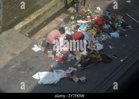 Siliguri, Westbengalen, Indien. 30. September 2024. Die Knaben sammeln Plastikflaschen und andere wiederverwendbare Gegenstände aus dem geworfenen Müll am Straßenrand in Siliguri. (Kreditbild: © Diptendu Dutta/ZUMA Press Wire) NUR REDAKTIONELLE VERWENDUNG! Nicht für kommerzielle ZWECKE! Stockfoto