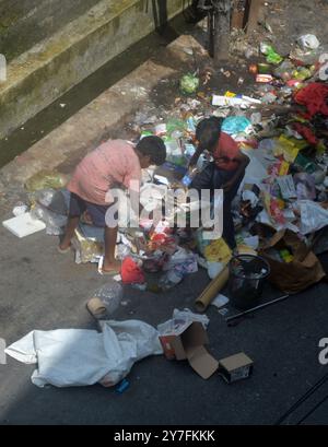 Siliguri, Westbengalen, Indien. 30. September 2024. Die Knaben sammeln Plastikflaschen und andere wiederverwendbare Gegenstände aus dem geworfenen Müll am Straßenrand in Siliguri. (Kreditbild: © Diptendu Dutta/ZUMA Press Wire) NUR REDAKTIONELLE VERWENDUNG! Nicht für kommerzielle ZWECKE! Stockfoto