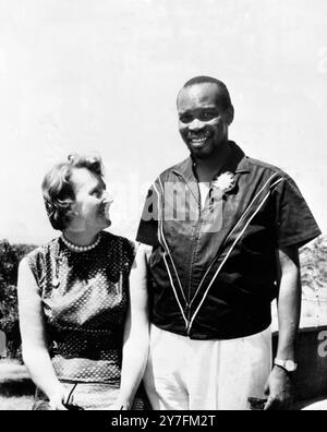 Seretse Khama , 44 , der wegen seiner Heirat mit einem englischen Mädchen Ruth Williams fünf Jahre lang im Exil in Großbritannien leben musste , fotografiert am 2 . März 1965 mit seiner Frau vor ihrem Haus , nachdem seine Demokratische Partei in Bechuanaland 23 der 31 Sitze der Parlamentsversammlung bei den ersten Regierungswahlen in Bechuanaland gewonnen hatte . Am 4. März 1965 wurde er vom Resident Commissioner Sir Peter Fawcus zum Premierminister von Bechuanaland ernannt Stockfoto