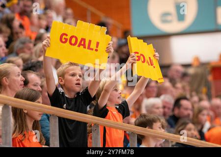 Almere, Nederland. September 2024. ALMERE, NEDERLAND - 28. SEPTEMBER: Fans, Fans, Tor beim Freundschaftsspiel zwischen den Niederlanden und Serbien am 28. September 2024 im Topsportcentrum in Almere, Nederland. (Foto von Henk Seppen/Orange Pictures) Credit: Orange Pics BV/Alamy Live News Stockfoto