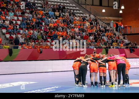 Almere, Nederland. September 2024. ALMERE, NEDERLAND - 28. SEPTEMBER: Aufwärmphase während des Freundschaftsspiels zwischen den Niederlanden und Serbien am 28. September 2024 im Topsportcentrum in Almere, Nederland. (Foto von Henk Seppen/Orange Pictures) Credit: Orange Pics BV/Alamy Live News Stockfoto