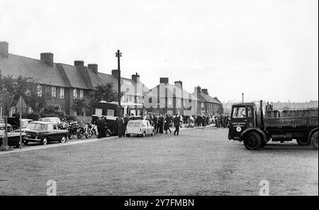 Polizeiaktivität in der Braybrook Straße heute Abend nach der Ermordung von drei Polizisten am 12. August 1966 Stockfoto