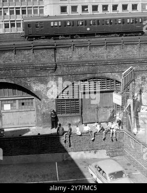 14. August 1966 das Mordauto, das in der Garage in der Tinworth Street Lambeth gefunden wurde - ein Blick von der Wohnung von Mrs. Pentlin auf die Garage, in der das Auto heute Morgen gefunden wurde. Drei Polizisten wurden am 12. August 1966 in der Braybrook Street ermordet. Stockfoto