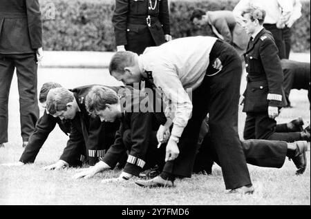 13. August 1966 Polizei-Mordjagd - Polizisten durchsuchen heute das Gras in der Braybrook Street, wo drei Polizisten am 12. August 1966 erschossen wurden Stockfoto