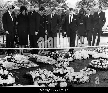 1. September 1966 - Beerdigung der drei in London erschossenen Polizisten - Vollstreckungsdienst auf der Grabstätte von P C Fox. Viele Kränze auf Hammersmith New Cemetray - L-R: Pual, der 16-jährige Sohn des ermordeten Offiziers, Mrs. Fox (die Witwe), und Ann, der 18-jährigen Tochter von PC Fox, sowie weitere Verwandte und Freunde. Die Polizisten wurden am 12. August 1966 erschossen Stockfoto