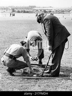 Minendetektoren, die bei der Mordjagd eingesetzt werden - auf der Suche nach Hinweisen am Tatort in Shepherd's Bush, wo drei Polizisten am 12. August 1966 von bewaffneten Männern erschossen wurden. August 1966 Stockfoto