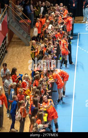 Almere, Nederland. September 2024. ALMERE, NEDERLAND - 28. SEPTEMBER: Handtekeningen uitdelen während des Freundschaftsspiels zwischen den Niederlanden und Serbien am 28. September 2024 im Topsportcentrum in Almere, Nederland. (Foto von Henk Seppen/Orange Pictures) Credit: Orange Pics BV/Alamy Live News Stockfoto