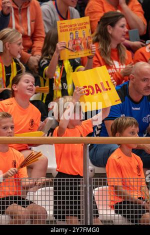 Almere, Nederland. September 2024. ALMERE, NEDERLAND - 28. SEPTEMBER: Fans, Fans beim Freundschaftsspiel zwischen den Niederlanden und Serbien am 28. September 2024 im Topsportcentrum in Almere, Nederland. (Foto von Henk Seppen/Orange Pictures) Credit: Orange Pics BV/Alamy Live News Stockfoto