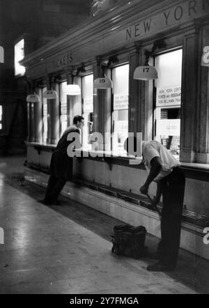 Die Reinigungskräfte arbeiteten 1952 in der Haupthalle der Grand Central Station, Amerikas berühmtestem Eisenbahngebäude, in der E 42nd Street, New York. Sie bereiten sich auf den Ansturm tausender Pendler vor. Stockfoto