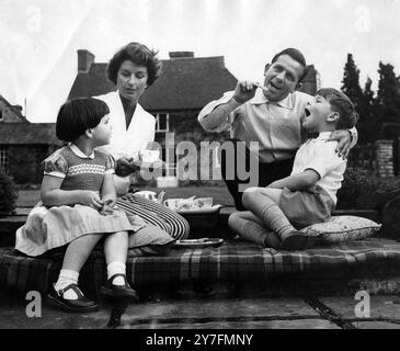 Filmstar und Komiker Norman Wisdom zu Hause mit seiner Frau Freida und den Kindern Jacqueline und Nicolas Anfang der 1960er Jahre Stockfoto