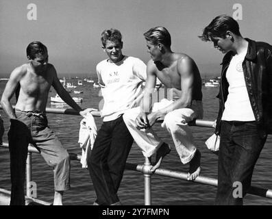 Rettungsschwimmer, die sich in den 1940ern am Muscle Beach, Santa Monica, Kalifornien, entspannen Der Strand war der nächstgelegene Küstenstreifen zu Hollywood und war berühmt für die kräftigen und gutaussehenden Rettungsschwimmer, die den Sand patrouillierten. Stockfoto