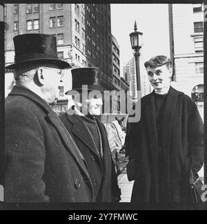 Audrey Hepburn besuchte 1952 New York, USA, wo sie 1952 in Gigi am Broadway in New York spielte. Sie ist auf dem Pferdekutschenstand am Central Park, Manhattan. Foto von George Douglas Stockfoto