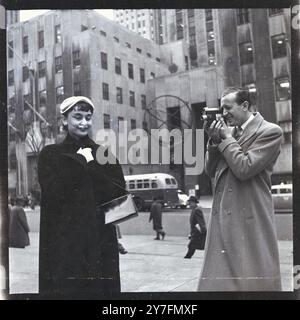 Audrey Hepburn besuchte 1952 New York, USA, wo sie 1952 in Gigi am Broadway in New York spielte. Sie ist mit ihrem damaligen Verlobten James Hanson (ein begeisterter Amateurfotograf) zusammen, der später Lord Hanson wurde. Sie sind im Rockerfeller Center. Foto von George Douglas Stockfoto