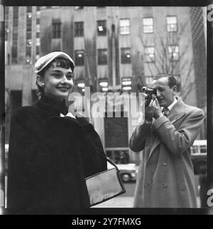 Audrey Hepburn besuchte 1952 New York, USA, wo sie 1952 in Gigi am Broadway in New York spielte. Sie ist mit ihrem damaligen Verlobten James Hanson (ein begeisterter Amateurfotograf) zusammen, der später Lord Hanson wurde. Sie sind im Rockerfeller Center. Foto von George Douglas Stockfoto